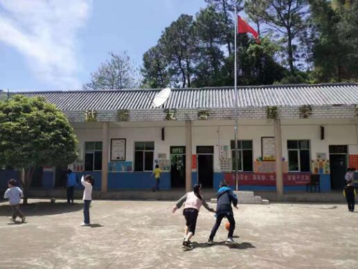 湖南省湘鄉(xiāng)市月山鎮(zhèn)堅(jiān)朗希望小學(xué)原貌