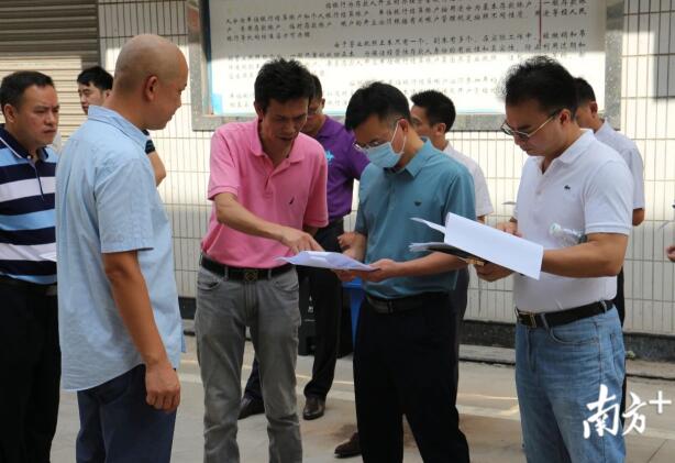 調研人員對位于站前路人民銀行東側的立體車庫進行調研