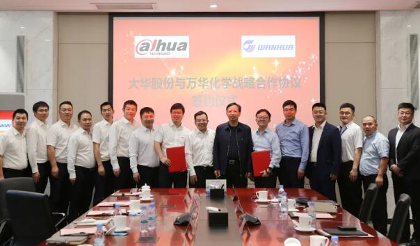 企業(yè)雙方領導簽約合影