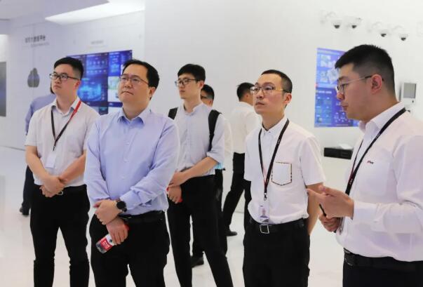 董坤磊董事長一行參觀大華科技展廳