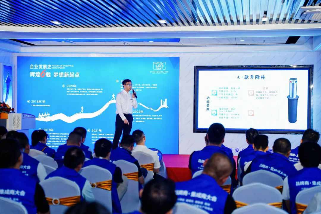 高壘智能產(chǎn)品工程師對高壘產(chǎn)品的優(yōu)點講解和演示