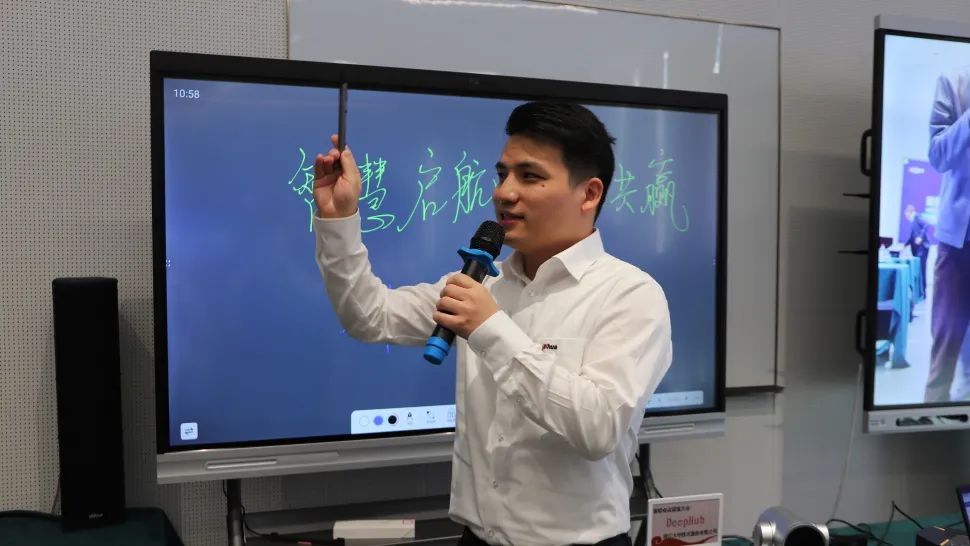 智能平板產(chǎn)品經(jīng)理呂工講解該品主要功能點和獨特優(yōu)勢