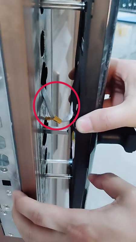 安裝時(shí)，一定要將線路塞入門內(nèi)，不要被面板壓住