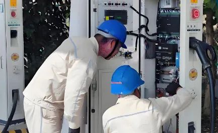 直流充電樁檢修現(xiàn)場