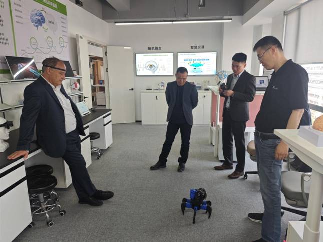 熵基科技歐洲區(qū)域負責人Fernando先生現(xiàn)場體驗腦機技術成果