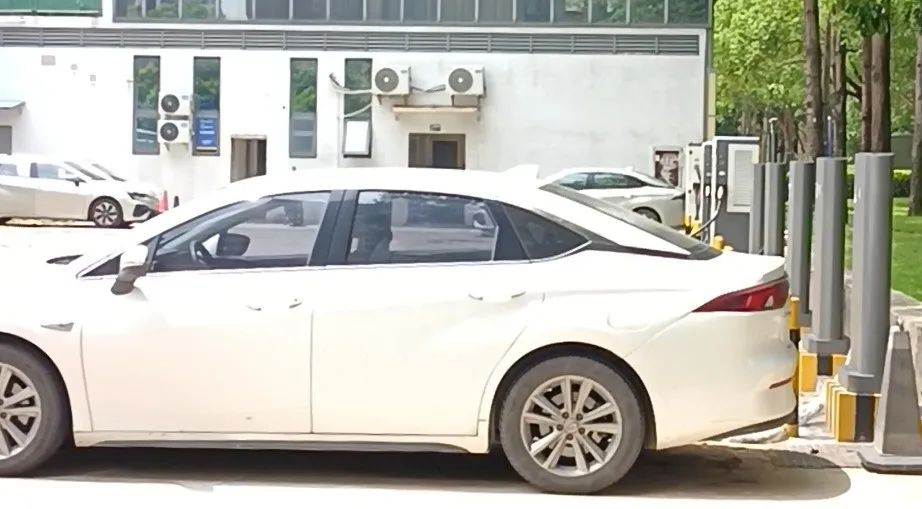 充電服務(wù)費0.21元！樁補貼未發(fā)？充電場站繁榮的背后