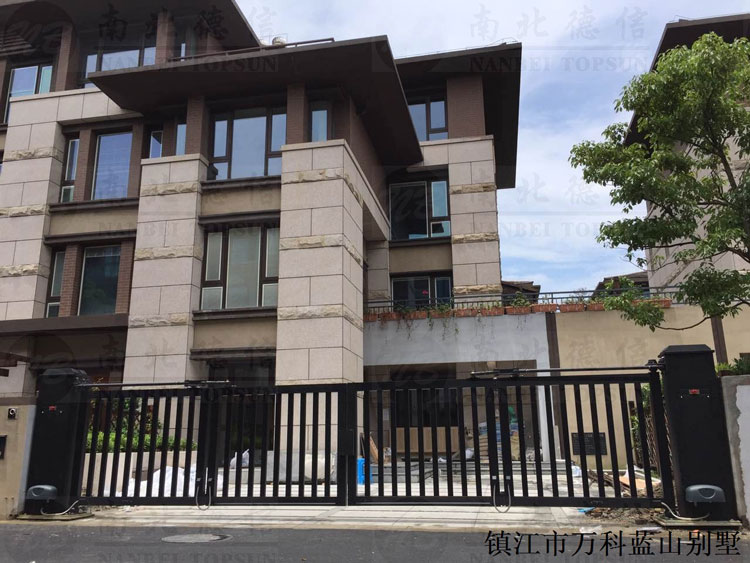 南北德信懸折門應(yīng)用在鎮(zhèn)江市萬科藍山別墅