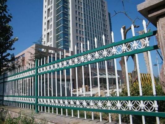 鋅鋼護(hù)欄的強(qiáng)大防銹能力源自其表 