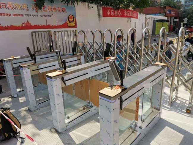 廣東江門(mén)天鵝灣小學(xué)擺閘案例 - 中出網(wǎng)-智能出入口與停車充電門(mén)戶