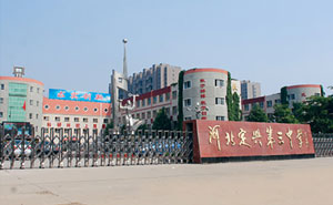 河北定興第三中學伸縮門案例