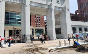 石門實(shí)驗(yàn)學(xué)校升降柱案例 - 中出網(wǎng)-智能出入口與停車充電門戶