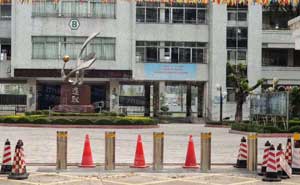 儒林第一小學 - 中出網-智能出入口與停車充電門戶