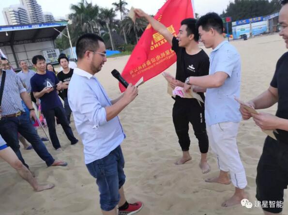 黎總為獲勝隊伍頒發(fā)獎金