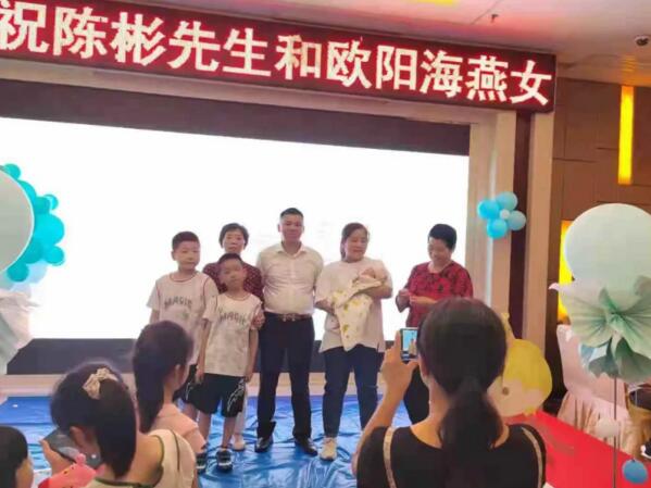 陳彬先生家人合照