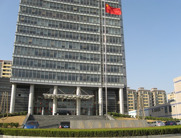 濟(jì)寧市國(guó)稅局伸縮門案例 - 中出網(wǎng)-智能出入口與停車充電門戶