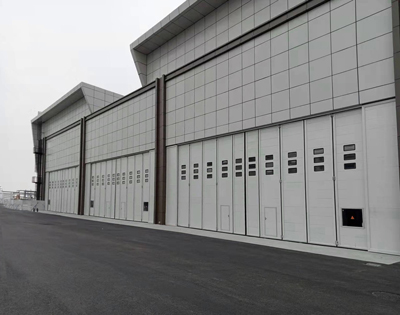 折疊式機(jī)庫(kù)大門(mén)