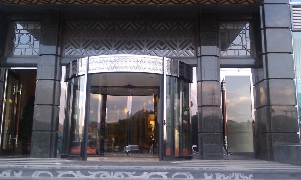 朝陽華府萬國酒店 - 中出網(wǎng)-智能出入口與停車充電門戶