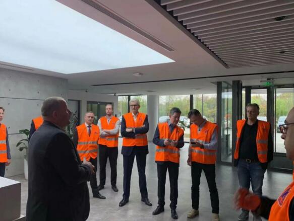 霍曼常熟工廠(chǎng)總監(jiān)Mario Bock先生及霍曼上海分公司總經(jīng)理王晟雪在現(xiàn)場(chǎng)迎候與會(huì)人員