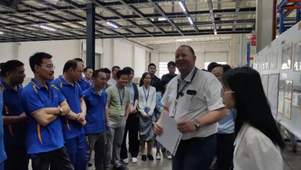 霍曼常熟工廠總監(jiān) Mario Bock 先生召集全體員工在車間發(fā)言