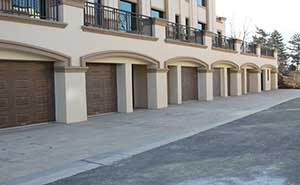 大明城車庫(kù)門案例 - 中出網(wǎng)-智能出入口與停車充電門戶