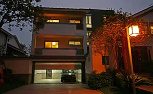 上海凱誠世華家苑車庫門案例 - 中出網(wǎng)-智能出入口與停車充電門戶