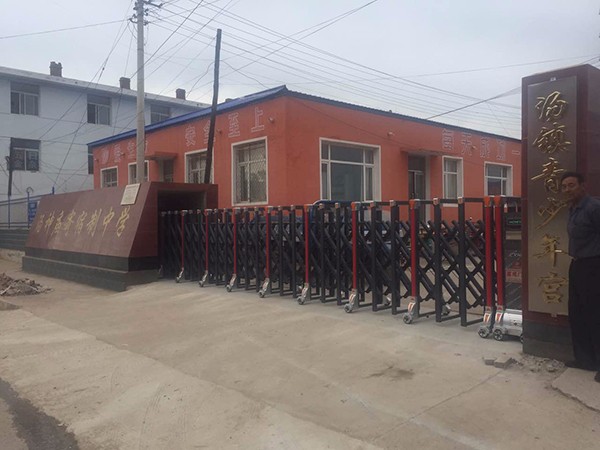 湯神廟寄宿制中學伸縮門工程案例 - 中出網-智能出入口與停車充電門戶