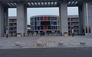 重慶銅梁區(qū)立新小學(xué)校伸縮門(mén)工程案例 - 中出網(wǎng)-智能出入口與停車(chē)充電門(mén)戶(hù)