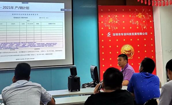 運(yùn)營(yíng)中心總監(jiān)屈峰等進(jìn)行宣誓保證