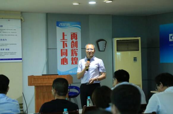 集團(tuán)戰(zhàn)略運(yùn)營總經(jīng)理李向春介紹了精益生產(chǎn)項(xiàng)目背景及推進(jìn)機(jī)制