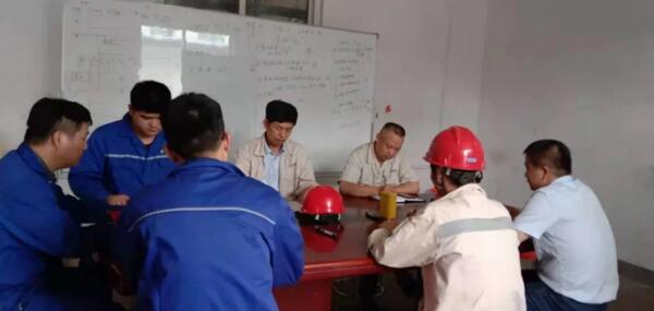 王偉彬廠長與盤扣小組成員討論精益生產(chǎn)工作