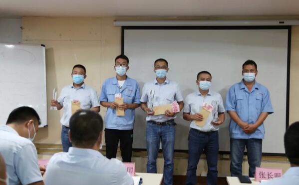 頒發(fā)了獎(jiǎng)品和獎(jiǎng)金