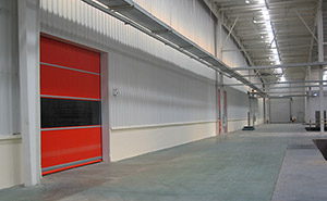 賽輪輪胎車間快速卷簾門 - 中出網(wǎng)-智能出入口與停車充電門戶