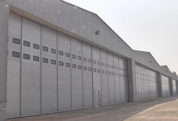 側(cè)轉(zhuǎn)機(jī)庫(kù)門(mén)