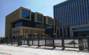 重慶兩江新區(qū)汽車零部件產(chǎn)業(yè)園伸縮門案例 - 中出網(wǎng)-智能出入口與停車充電門戶