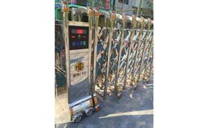 湖北黃岡彩虹幼兒園金剛?cè)妱由炜s門案例