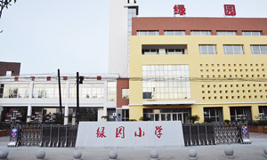 綠園小學(xué)伸縮門案例 - 中出網(wǎng)-智能出入口與停車充電門戶