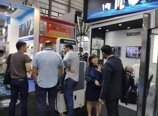 客戶(hù)對(duì)于互鎖門(mén)先進(jìn)的安全防范作用表現(xiàn)出濃厚興趣