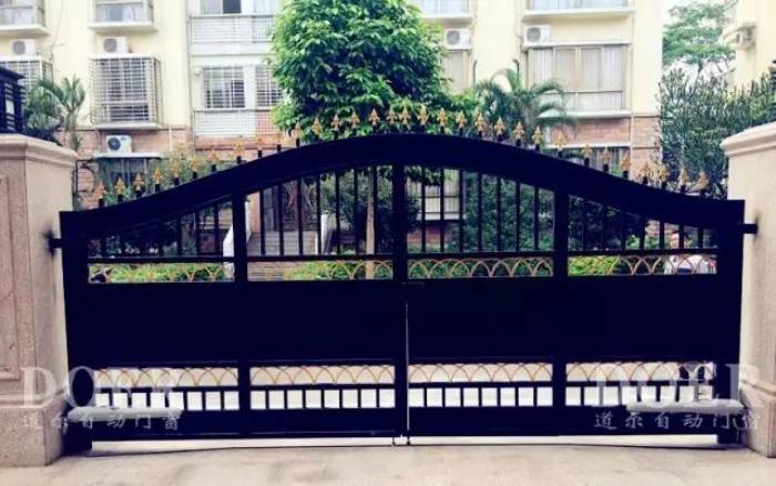 耐氏開(kāi)門(mén)機(jī)絕配英倫風(fēng)大門(mén)-江門(mén)華茵堡案例 - 中出網(wǎng)-智能出入口與停車充電門(mén)戶