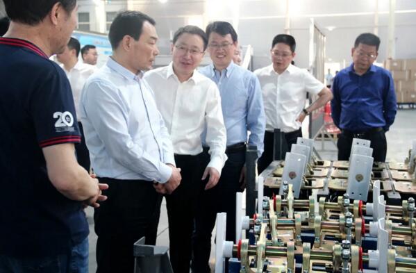 縣委書記熊運浪領導一行查看道閘機芯及核心部件