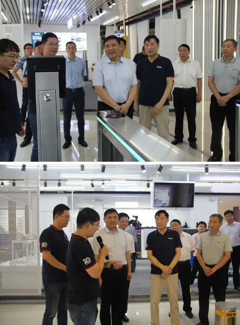 市委常委、市委組織部部長(zhǎng)李鎮(zhèn)發(fā)詳細(xì)了解產(chǎn)品的特性、優(yōu)勢(shì)及應(yīng)用場(chǎng)景