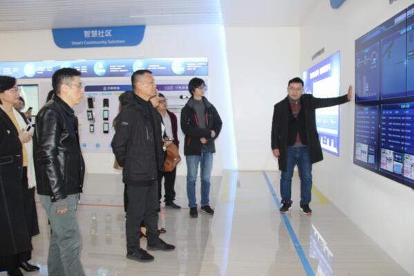 軟件開發(fā)部部長萬紹華向通信學(xué)會領(lǐng)導(dǎo)及企業(yè)家等領(lǐng)導(dǎo)一行詳細介紹了百勝基于出入口人車智慧管理的系統(tǒng)解決方案