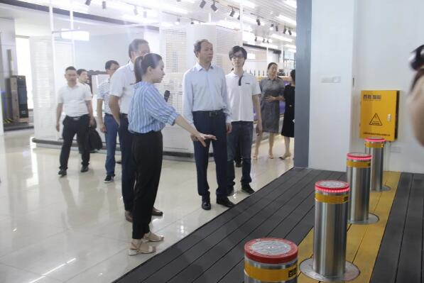 商務(wù)廳廳長謝一平高度肯定升降柱在平安校園的應(yīng)用