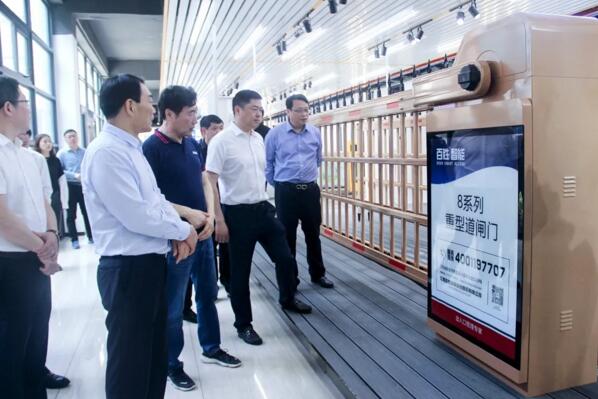 縣委書記熊運浪了解重型道閘門系列的市場應用情況