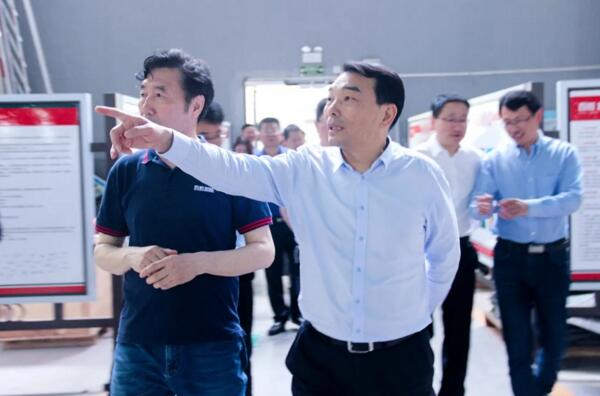 縣委書記熊運浪到生產車間了解生產情況
