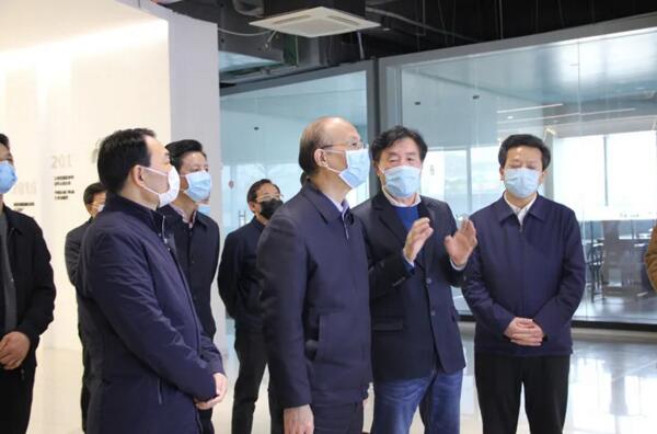 省委常委、副省長吳曉軍聽取劉潤根介紹公司“智慧工廠”建設(shè)