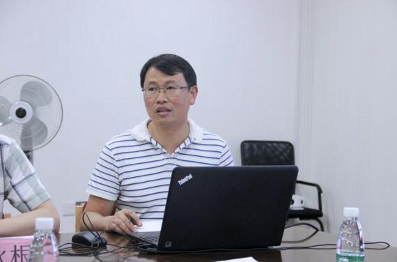 公司副總經(jīng)理熊祥向省金融監(jiān)管局、市金融辦領(lǐng)導(dǎo)一行匯報(bào)了城市級(jí)智慧停車項(xiàng)目的綜合解決方案