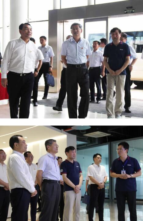 公司劉潤(rùn)根董事長(zhǎng)、銷(xiāo)售部部長(zhǎng)鄭鴻安向省紀(jì)委書(shū)記馬森述介紹公司情況