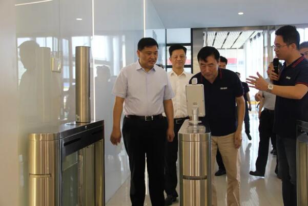 市委常委、市委組織部部長李鎮(zhèn)發(fā)一行在劉潤根董事長的陪同下參觀了形象展示廳