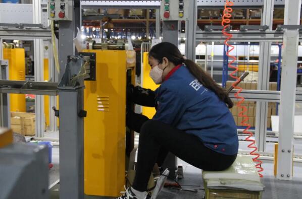 百勝生產(chǎn)線上的人員