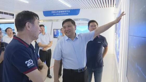 市委常委、市委組織部部長李鎮(zhèn)發(fā)詳細了解百勝基于出入口人車智慧管理的系統(tǒng)解決方案